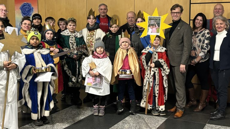 Senftenberg: Sternsinger bringen Segen ins Rathaus