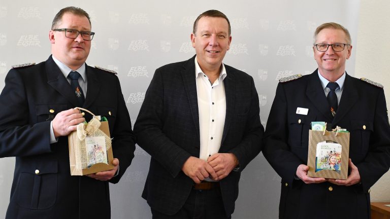 Herzberg/E.: Landrat würdigt stellvertretende Kreisbrandmeister Elbe-Elster-Landrat