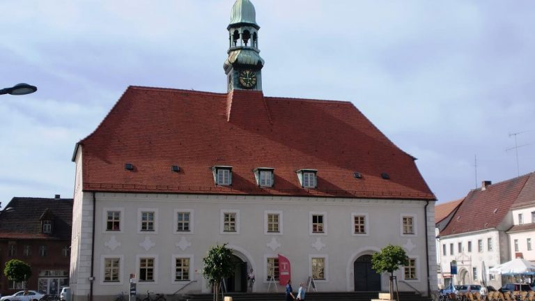 Finsterwalde: Rathaustreppe gesperrt