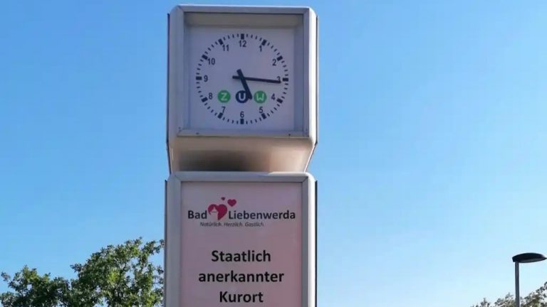Bad Liebenwerda: Busplatz-Uhr zeigt wieder Zeit an