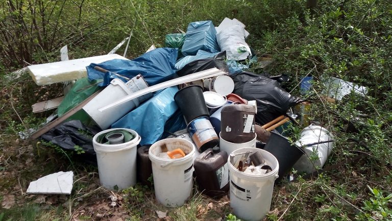 Hoyerswerda OT Bröthen: Sondermüll illegal entsorgt