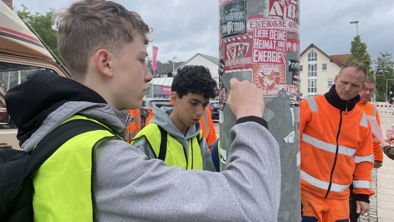 Spremberg: Achtklässler im Kampf gegen Aufkleber