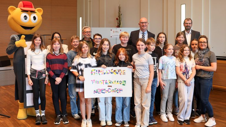 Potsdam/Finsterwalde: Grundschüler beeindrucken Ministerpräsidenten