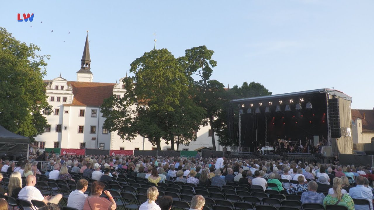 Doberlug-Kirchhain: Schmitt singt Udo Jürgens im Schlosspark
