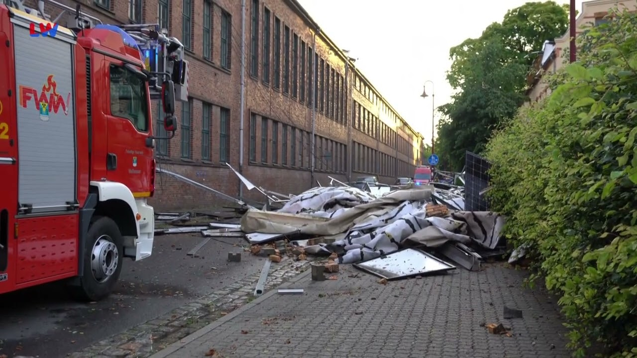Weißwasser: Unwetter fegt Solaranlage und Dach von Gebäude