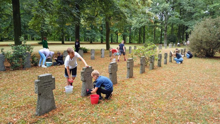 Spremberg: Die jüngsten säubern Kriegsgräber