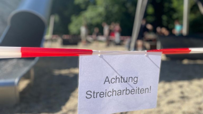 Spremberg: Schüler streichen Spielplatz beim „Sozialen Tag“