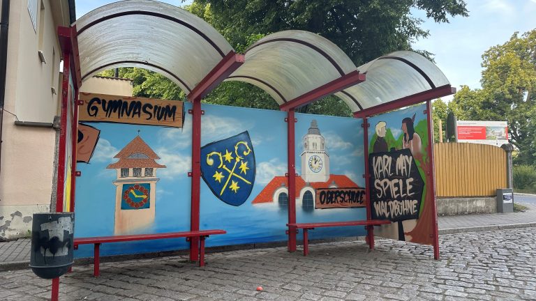 Bischofswerda: Schüler verschönern Bushaltestellen mit Graffiti-Kunst