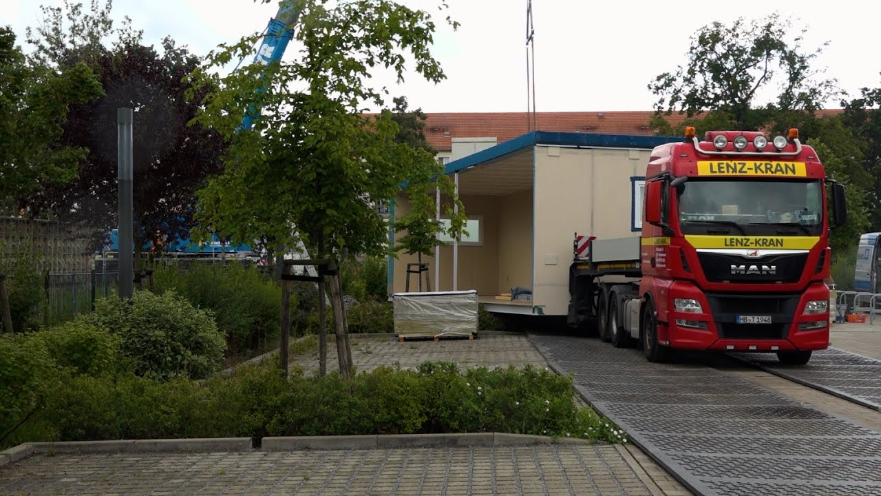 Hoyerswerda: Kran hebt neuen Schulbau empor