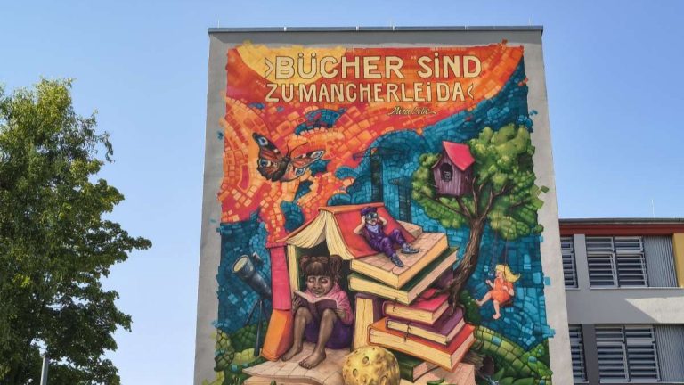 Görlitz: Giebelmalerei am Förderzentrum „Mira Lobe“