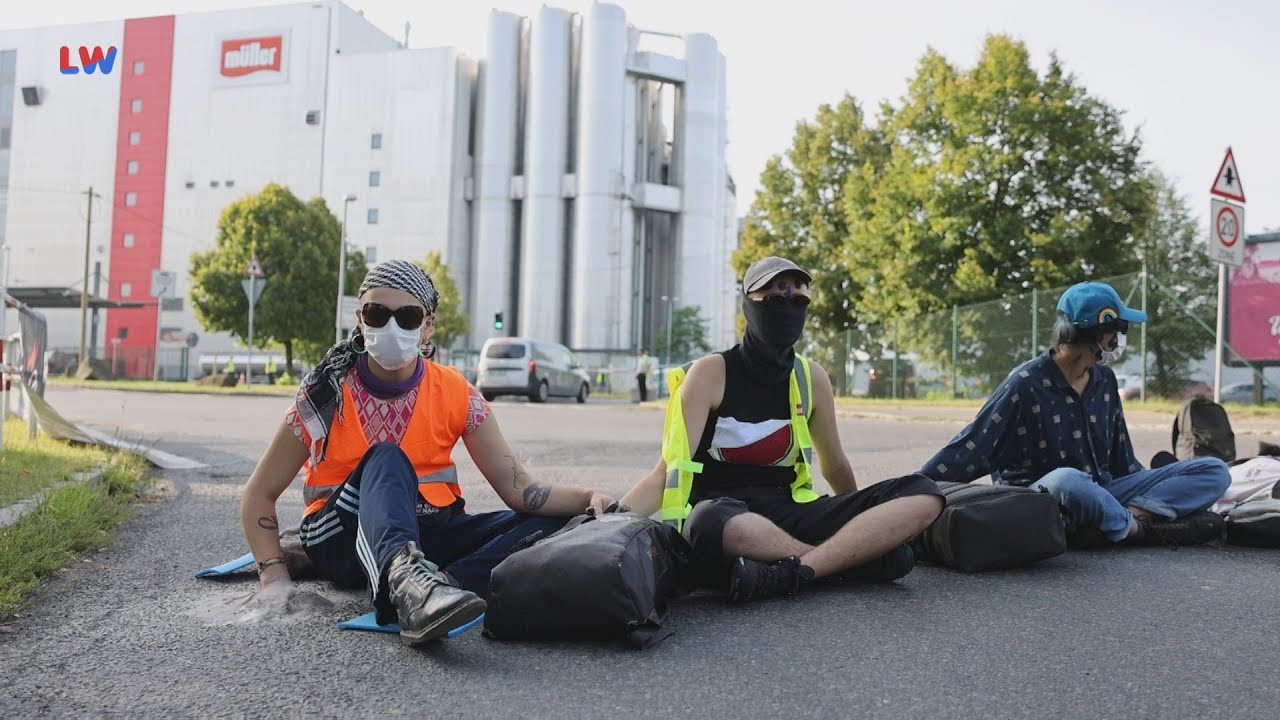 Leppersdorf: Tierschützer blockieren Milchwerk-Zufahrt
