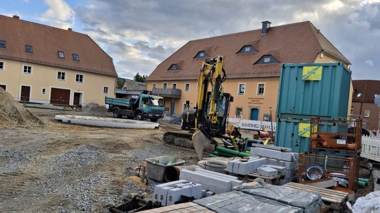 Neukirch/Lausitz: Innenhof des Ritterguts nimmt Gestalt an
