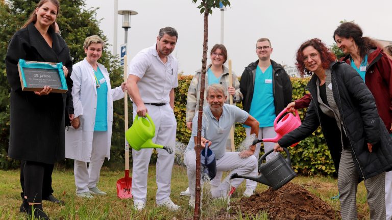 Kamenz: Jubiläumsbaum für 25 Jahre St. Johannes Krankenhaus