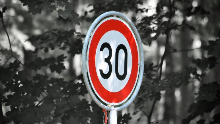 Radeberg OT Ullersdorf: Neue 30er-Zone an Grundschule