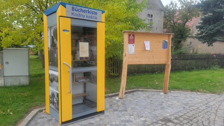 Brösa: Neue Bücherzelle eröffnet