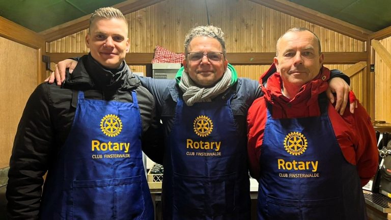 Finsterwalde: Vereine versüßen die Adventszeit auf dem Marktplatz