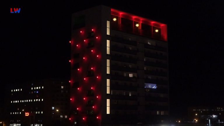 Hoyerswerda: Lausitz Tower erstrahlt mit Herrnhuter Sternen zur Weihnachtszeit
