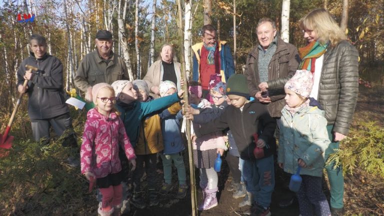 Plessa: Baumpflanzung im Bürgerpark