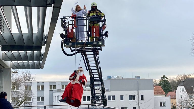 Bautzen: Nikolaus und Engel überraschen kleine Patienten
