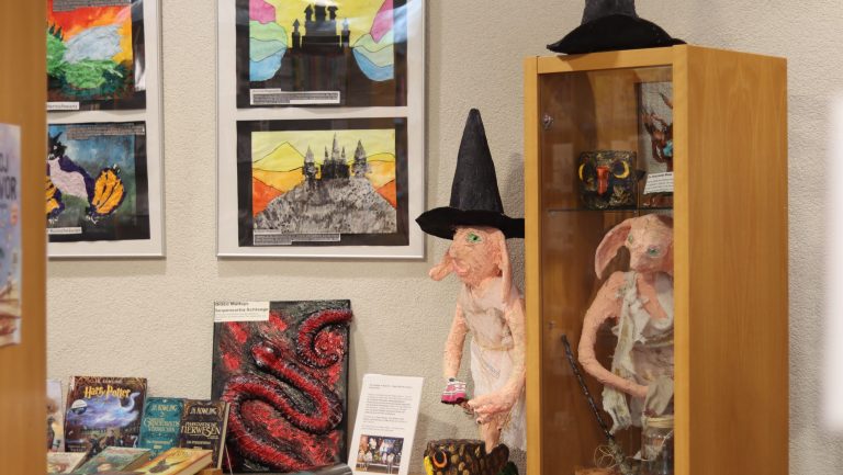 Magische Schüler-Ausstellung in der Stadtbibliothek eröffnet