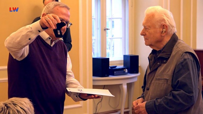 Hoyerswerda: Günter-Peters-Ehrennadel an Siegfried Schmidt verliehen