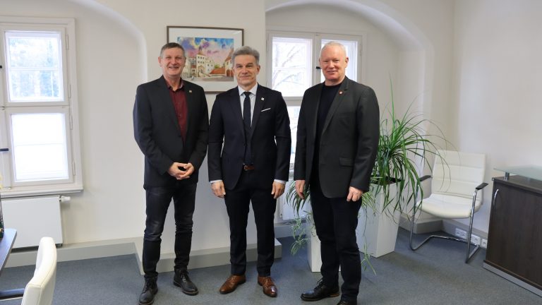 Finsterwalde: Bürgermeister Jörg Gampe feierlich in dritte Amtszeit eingeführt