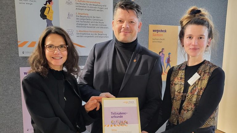 Auf dem Foto (v.l.n.r.) Jeannette Klotzsch, stellv. Referatsleiterin aus dem Staatsministerium für Infrastruktur und Landesentwicklung, Oberbürgermeister Thomas Zenker und Anne Wurm, Mobilitätsmanagerin der Stadt Zittau. Quelle: Wegebund.
