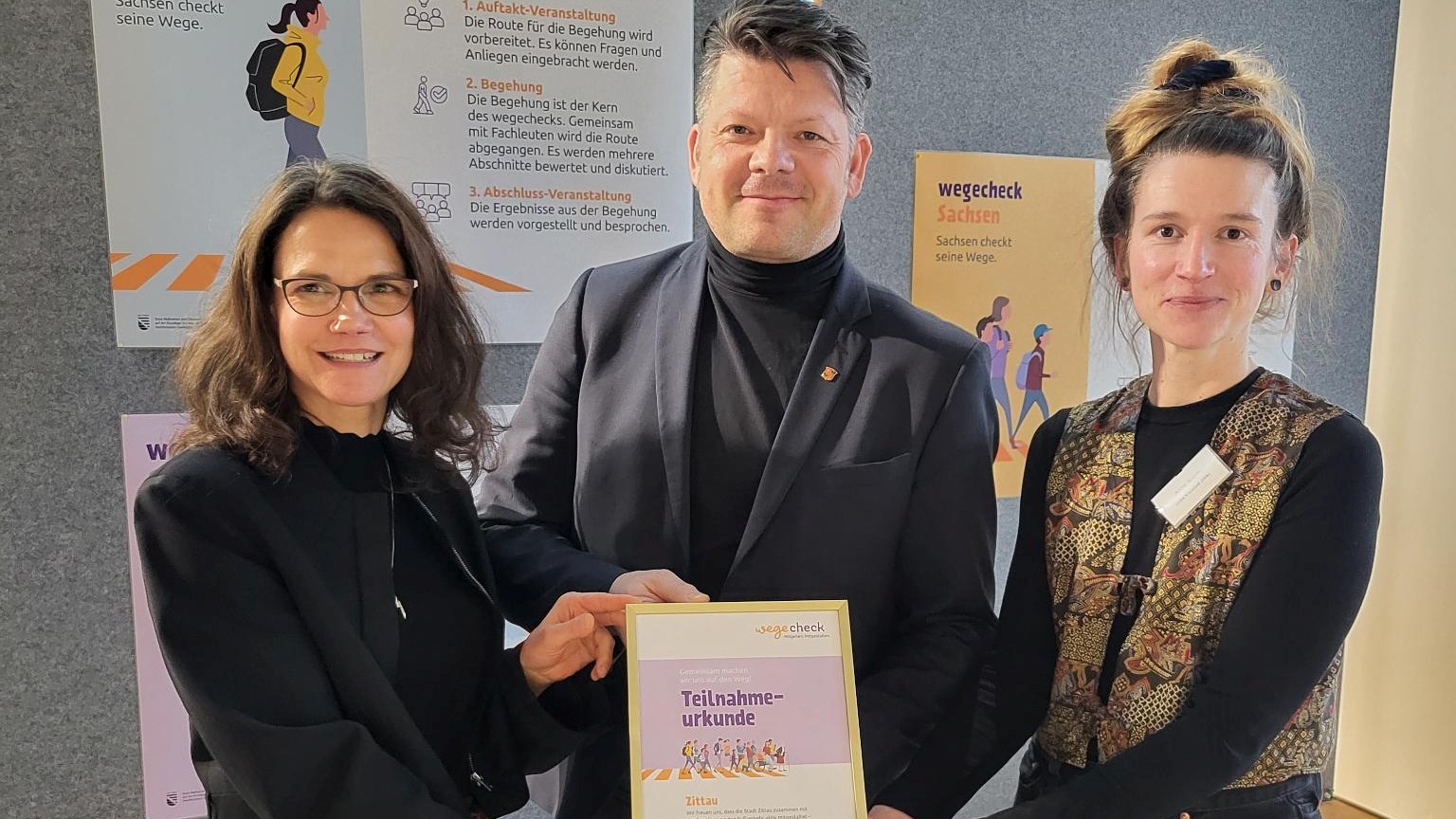 Auf dem Foto (v.l.n.r.) Jeannette Klotzsch, stellv. Referatsleiterin aus dem Staatsministerium für Infrastruktur und Landesentwicklung, Oberbürgermeister Thomas Zenker und Anne Wurm, Mobilitätsmanagerin der Stadt Zittau. Quelle: Wegebund.