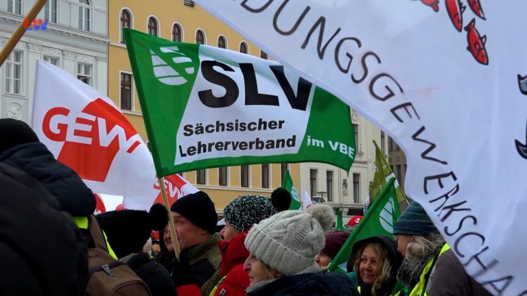 Görlitz: Lautstark fordern Lehrer bei Warnstreik mehr Geld