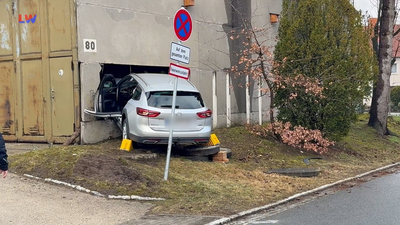 Kamenz: PKW kracht in Hauswand