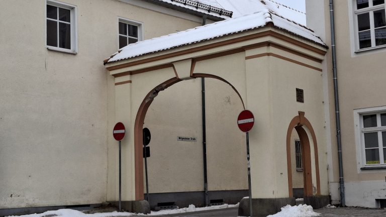 Pulsnitz: Wie weiter mit dem Torbogen an der Klinik?