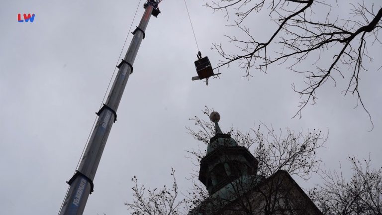 Bernstadt: Kirchturm bekam Krone zurück