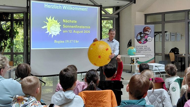 Weißwasser: Kinderakademie erklärt Sonnenfinsternis