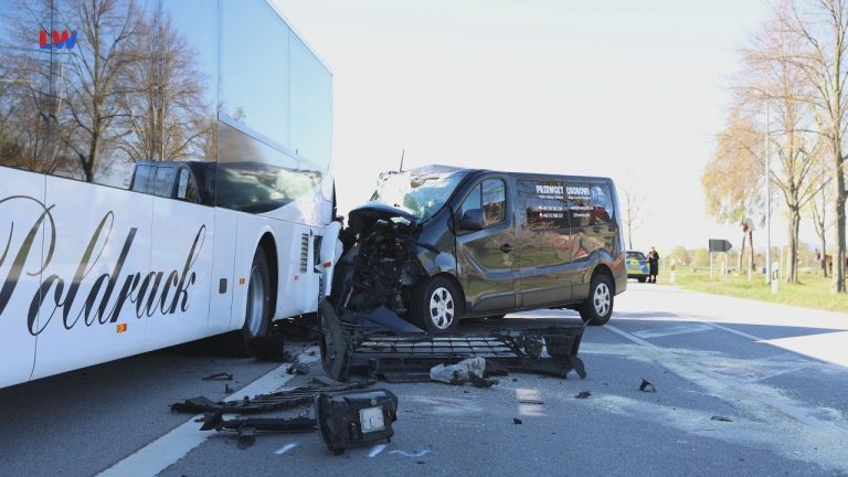 Gränze: Schwerer Unfall zwischen Linienbus und Kleinbus