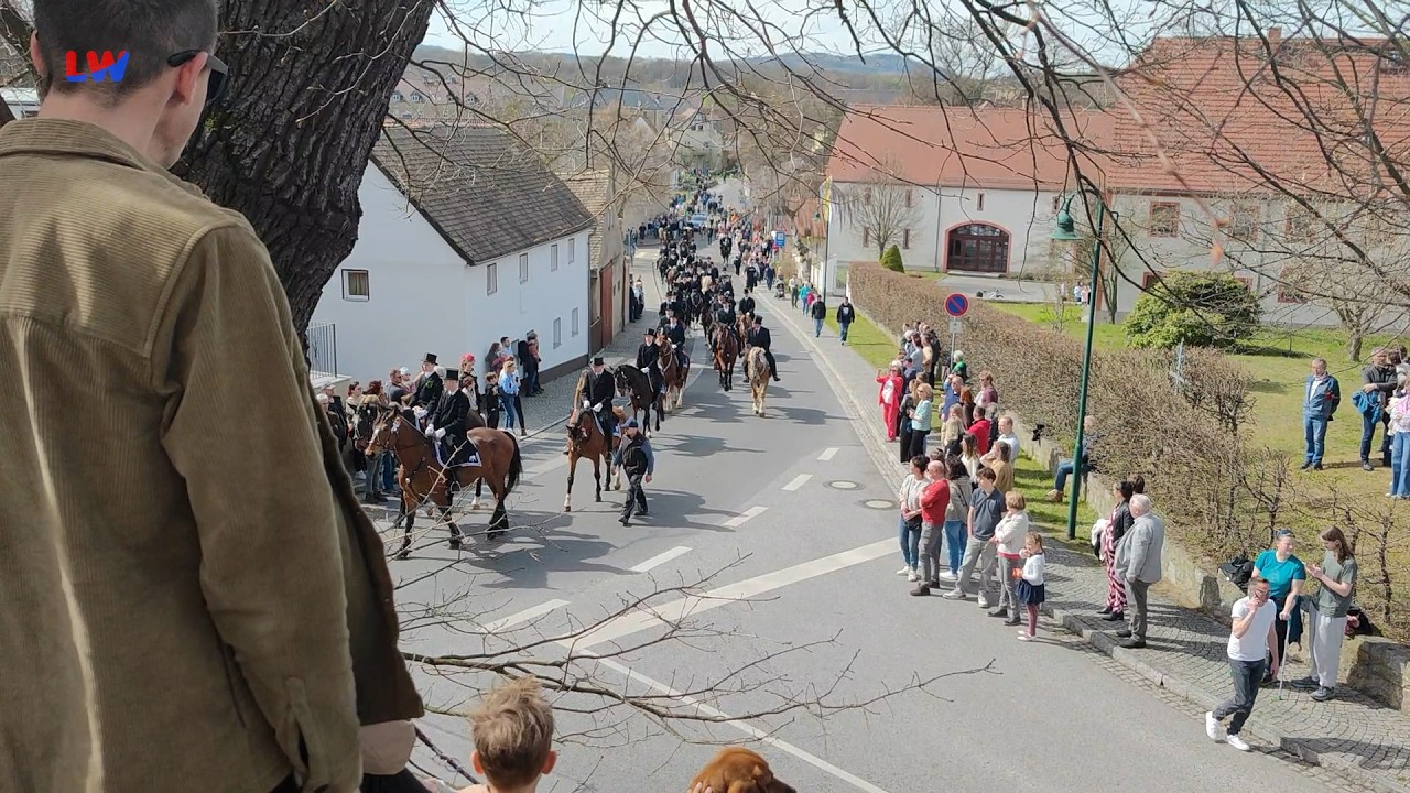 Nebelschütz / Panschwitz-Kuckau: Osterreiter in dörflicher Beschaulichkeit