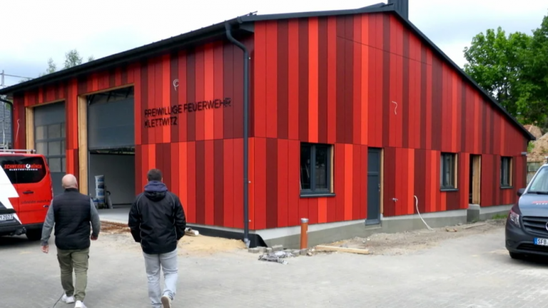 Klettwitz: Neues Feuerwehr Gerätehaus wird gefeiert