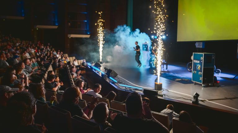 Hoyerswerda: DLR-Roadshow begeistert tausende Schüler