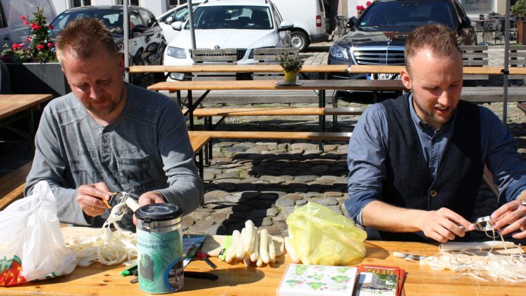 Bischofswerda: Spargelschälen für den guten Zweck