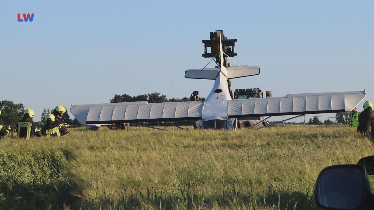 Groß Düben OT Halbendorf: Flugzeug überschlägt sich bei Notlandung