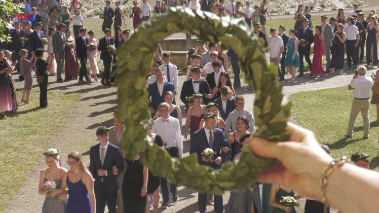 Elsterwerda: Traditionelle Bekränzung am Elsterschloss