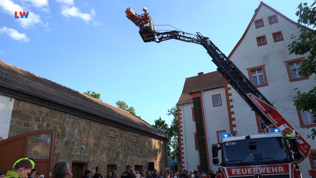 Kodersdorf: Feuerwehr rettet hilflose Person aus einem Fenster im dritten Stock