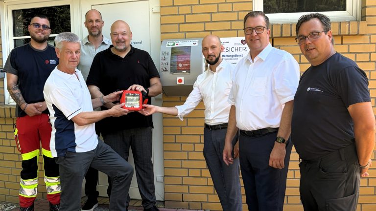 Großkoschen: Familienpark erhält ersten öffentlichen Defibrillator des Landkreises