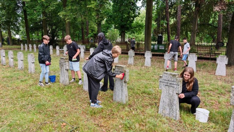 Spremberg: Gymnasiasten pflegen Kriegsgräber auf dem Georgenberg