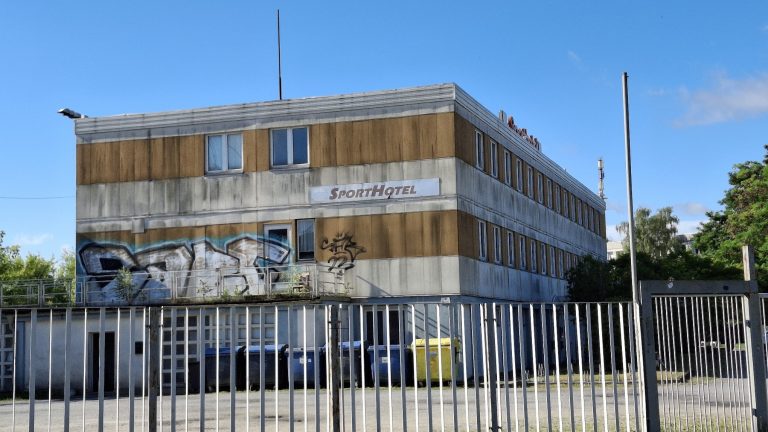 Bischofswerda: Sporthotel-Abriss – Wohin mit der Tafel?