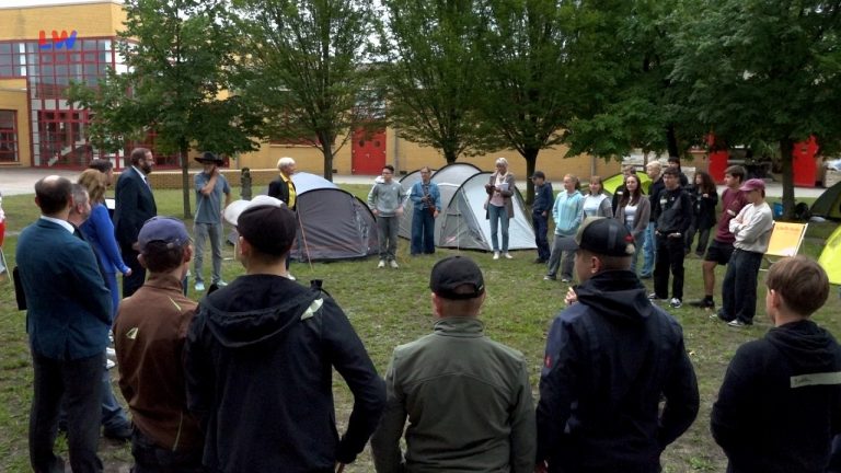 Großräschen: Jugendminister eröffnet Sommercamp