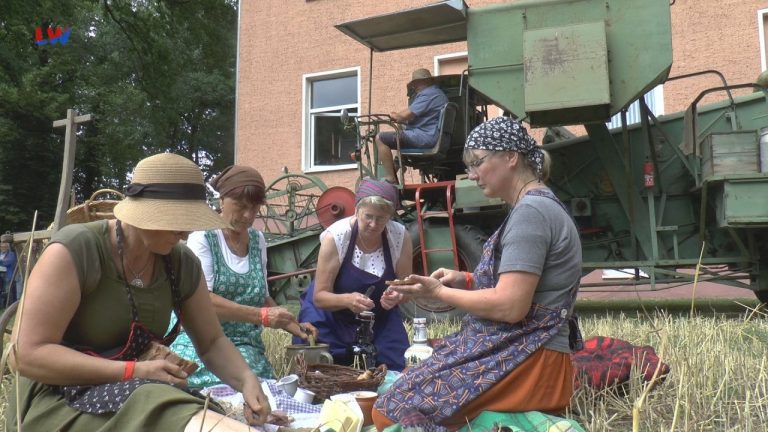 Kolochau: Traditionelles Garbenfest auf dem Historischen Feld