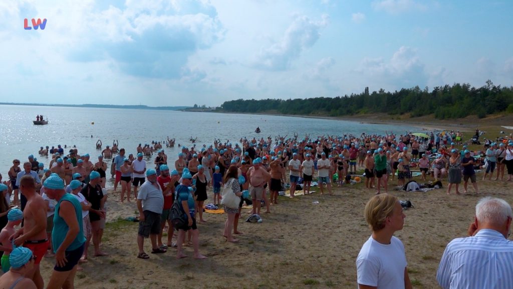Lausitz: Tausende Badekappen färben den Seenverbund blau