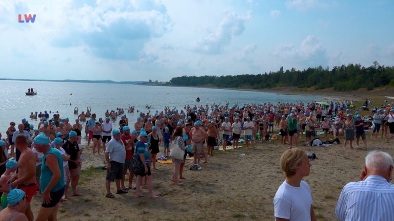 Lausitz: Tausende Badekappen färben den Seenverbund blau