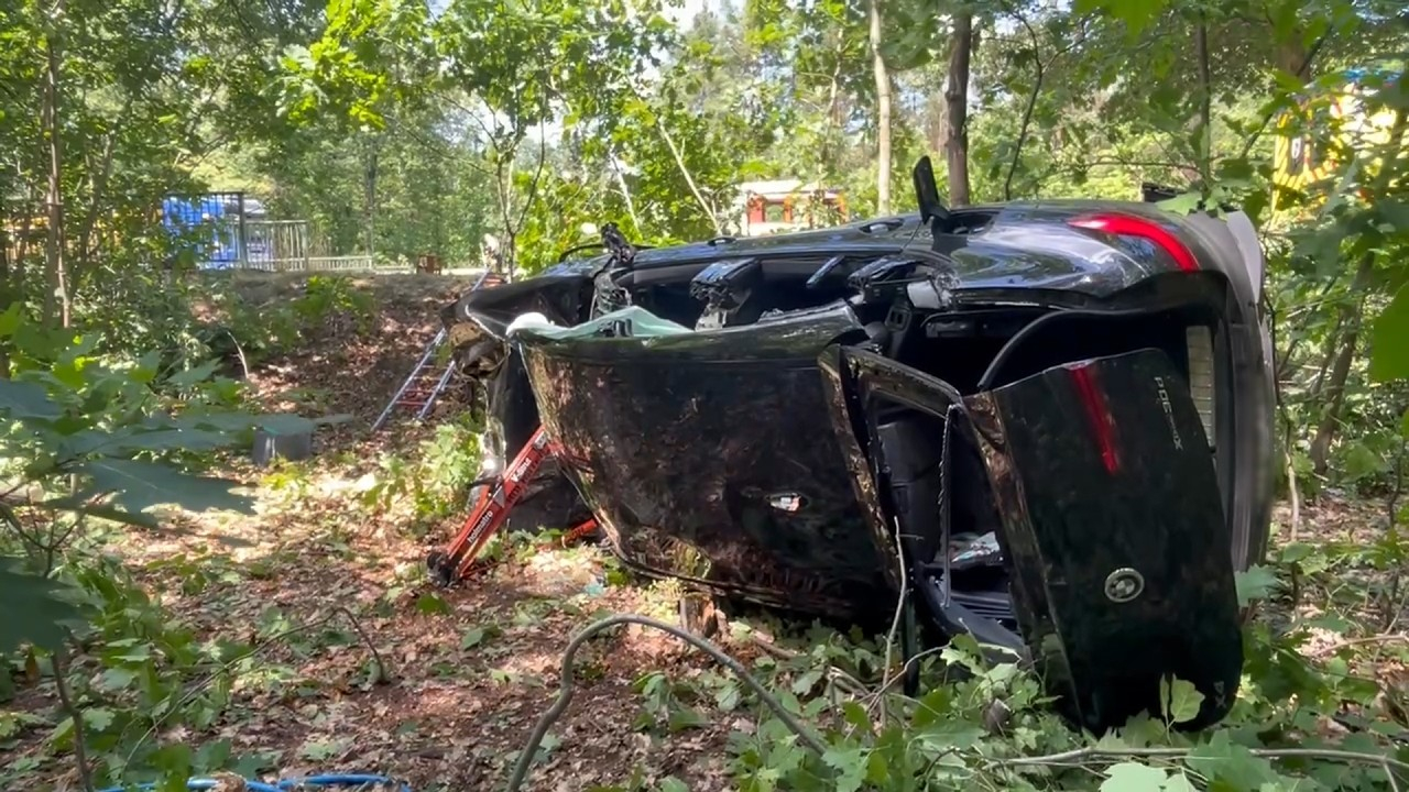Wittichenau: Schwerer Unfall auf der S95 – BMW überschlägt sich – Hund beißt Feuerwehrmann