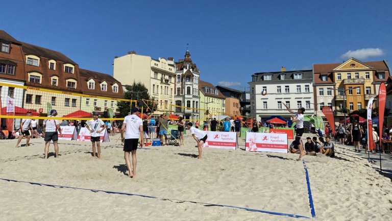 Finsterwalde: 500 Tonnen Sand verwandeln Marktplatz in Beach-Arena